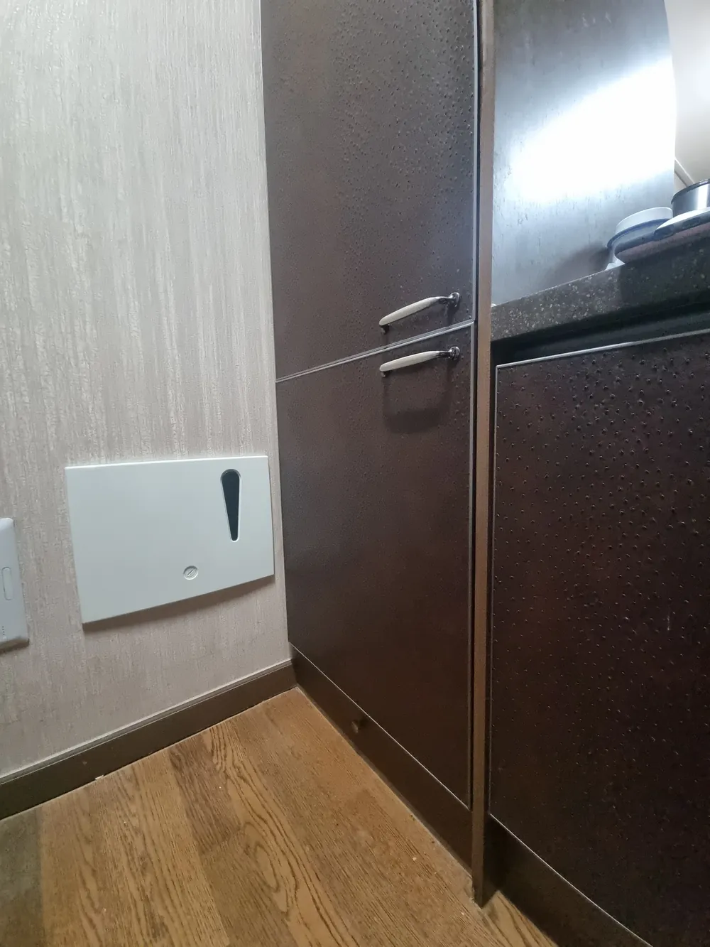 빌트인 냉장고 도어 경첩 보수 시공 사진